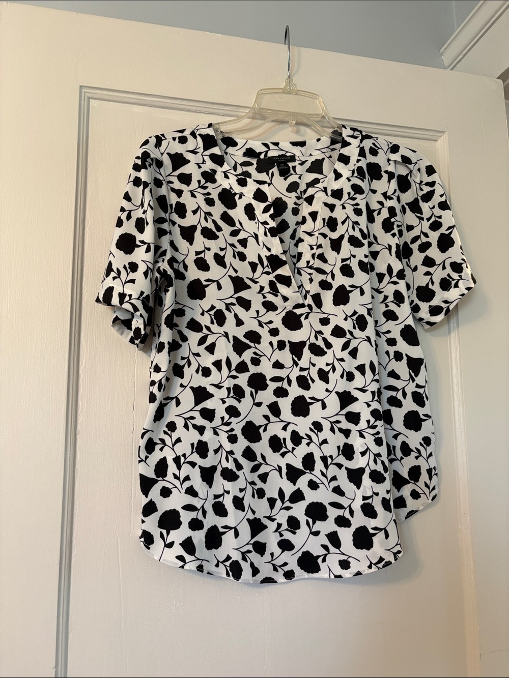 Black & White Floral V-Neck Short Sleeve Top
